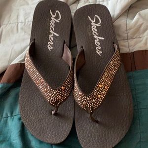 Sketchers yoga foam flops size 9